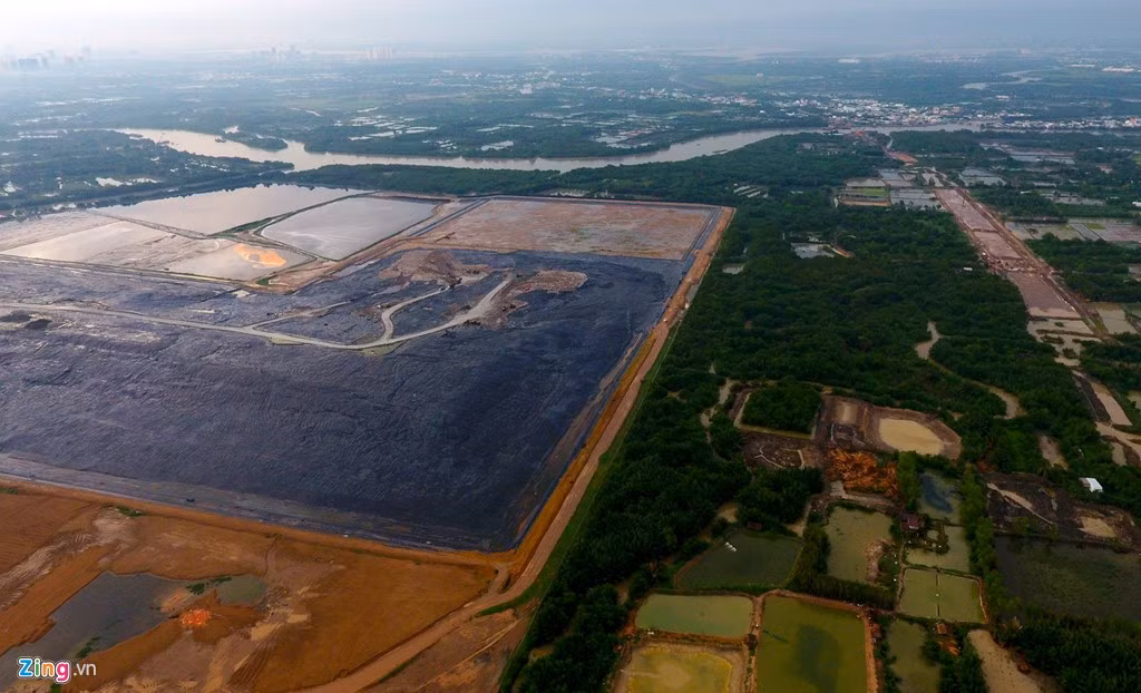 Khu xử lý chất thải có bãi chôn lấp có diện tích hơn 30 ha và thể tích không gian khoảng 3 triệu m3. Công suất thiết kế 10.000 tấn rác/ngày đạt tiêu chuẩn quốc tế. Hiện nay, mỗi ngày Đa Phước tiếp nhận và xử lý 5.000 tấn rác.