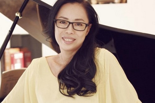 Cũng trong tháng 8 năm nay, làng giải trí Trung Quốc còn phanh phui một vụ ngoại tình của nữ ca sĩ 48 tuổi Hoàng Ỷ San. Cô bị bắt quả tang qua đêm tại khách sạn với nhân tình – nhạc sĩ Lữ Yến Vệ. Chồng của Ỷ San - nhà sản xuất Trương Ưng ngay lập tức đệ đơn ly hôn khi biết vợ vụng trộm.