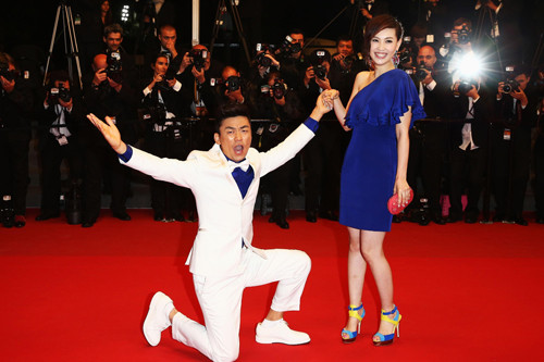 Vương Bảo Cường kết hôn năm 2009. Hai người có với nhau một trai một gái. Gần 7 năm chung sống, nam diễn viên chưa một lần nghi ngờ vợ. Ngày 13/8 vừa qua, anh thấy vợ không ở nhà và bỏ quên điện thoại. Trong tin nhắn, vợ và quản lý của anh thường xưng hô thân mật vợ chồng.Tối cùng ngày, anh bắt quả tang vợ qua đêm với quản lý ở khách sạn. Vương Bảo Cường nổi tiếng qua loạt phim: Thiên hạ vô tặc, Lạc lối ở Thái Lan, Tùy đường diễn nghĩa… Hôn nhân giữa anh và Mã Dung từng được ví như cặp đôi "người đẹp và quái thú" vì chênh lệch ngoại hình. Sau bê bối ngoại tình, quản lý của Vương Bảo Cường đã hoàn tất thủ tục ly hôn với vợ.