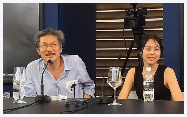 Showbiz Hàn xôn xao vì scandal nữ diễn viên Kim Min Hee ngoại tình công khai với đạo diễn U60 Hong Sang Soo. Vợ của đạo diễn Hong biết chuyện và nhiều lần liên lạc với mẹ của tình địch mong họ khuyên nhủ con gái nhưng không thành. Kim Min Hee là một ngôi sao nổi tiếng trên màn ảnh rộng, đặc biệt trong vai nữ chính của phim gây sốt mới đây The Housemaid. Trong khi đó Hong Sang Soo đã có vợ và hai con, nhiều hơn Kim Min Hee 22 tuổi. Ông cũng là một gương mặt nổi tiếng trong giới làm phim Hàn Quốc, có nhiều tác phẩm xuất sắc được mang đi trình chiếu quốc tế.