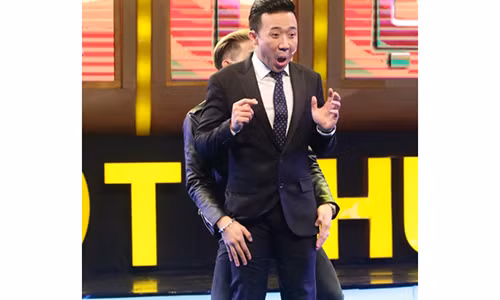 Hari Won phan ung la khi Tran Thanh bi “sam so” tren san khau