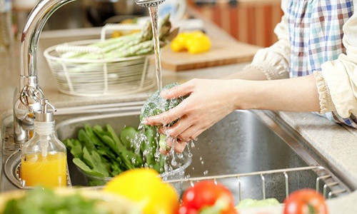 Nên rửa rau dưới vòi nước để giữ được vi chất dinh dưỡng.