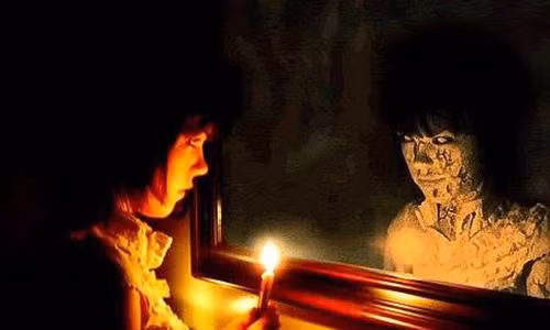 Ban dem soi guong se thay dieu kinh khung gi?