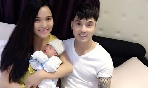 Vợ chồng Ưng Hoàng Phúc - Kim Cương và con trai đầu lòng của anh trước giờ làm lễ đầy tháng. Ảnh: NVCC