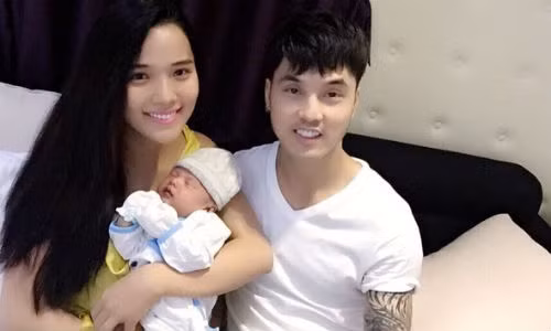 Vợ chồng Ưng Hoàng Phúc - Kim Cương và con trai đầu lòng của anh trước giờ làm lễ đầy tháng. Ảnh: NVCC