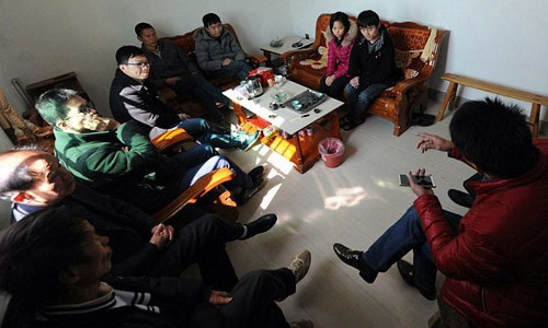 Nhóm người đàn ông làng Nanan bàn bạc sau khi các cô vợ Việt Nam bỏ trốn đồng loạt. Ảnh: CEN