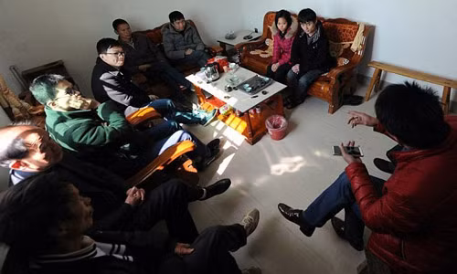 Nhóm người đàn ông làng Nanan bàn bạc sau khi các cô vợ Việt Nam bỏ trốn đồng loạt. Ảnh: CEN