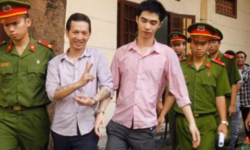 Ke giet nguoi cuoi rang ro, tao dang khi hoan phien toa