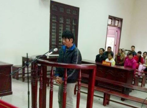 Nguyễn Văn Đông trước vành móng ngựa.