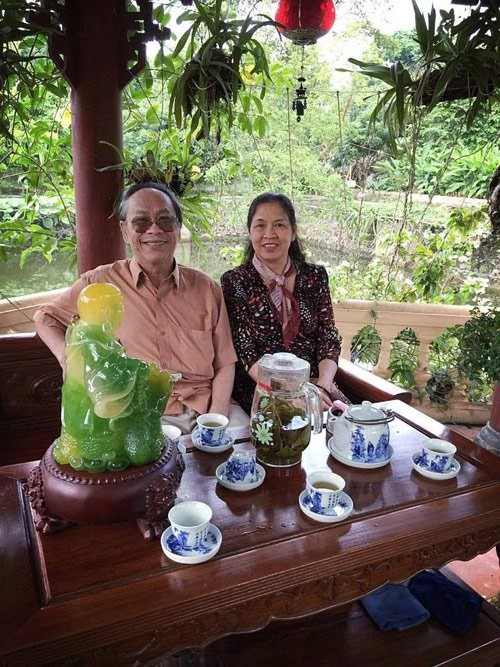 Ông Tuấn Dũng và bà Tám - cặp đôi cô dâu - chú rể trong lễ rước dâu hoành tráng bằng xe vespa.