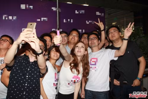 Laura Takizawa thể hiện sự thân thiện, nhiệt tình qua các trò chơi với fan và còn vui vẻ chụp hình tự sướng cùng nhau.