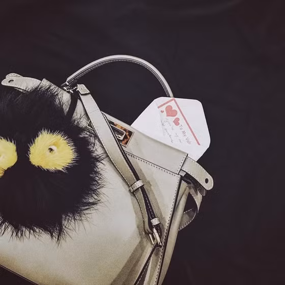 Chiếc túi, móc khóa đều của hiệu Fendi.