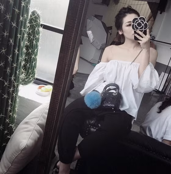 Móc khoá Fendi màu xanh như một món đồ cưng của Hoa hậu sinh năm 1993. Cô kết hợp nó với nhiều túi xách, trong đó có cả chiếc Dior nhỏ nhắn.