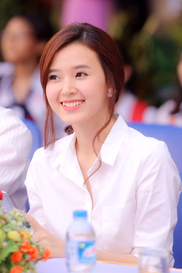 Midu Midu trông không khác gì một nữ sinh mặc dù cô đã 27 tuổi. Với khuôn Mặt trẻ thơ người đẹp không thay đổi nhiều so với trước đây.