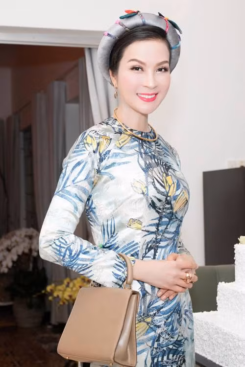 MC Thanh Mai Thanh Mai sinh năm 1973, từng đạt giải Á hậu 2 cuộc thi “Ngôi sao điện ảnh ngày mai” năm 1992 do Hội điện ảnh tổ chức. Trước khi được biết đến với tư cách MC, Thanh Mai được biết đến như một trong những diễn viên nổi tiếng nhất của thập niên 90 với những vai diễn để đời như: Cô thủ môn tội nghiệp, Em không dối lừa...