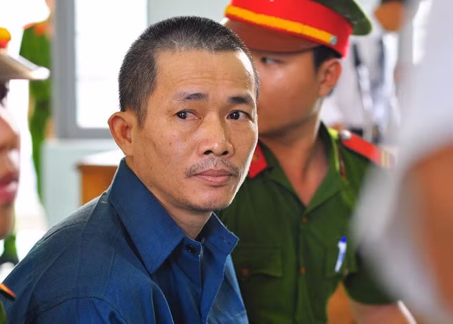 Bị cáo Nguyễn Thọ được lực lượng hỗ trợ tư pháp đưa đến tòa sáng 26/8. Ảnh: Ngọc An.