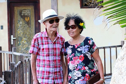 Thú vị hơn, người chụp ảnh bộ ảnh kỉ niệm này lại chính là con gái của 2 cụ - chị Vũ Nga.