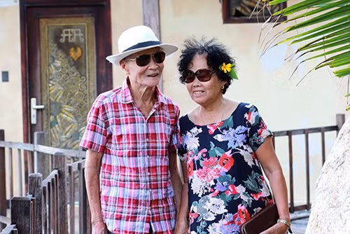 Thú vị hơn, người chụp ảnh bộ ảnh kỉ niệm này lại chính là con gái của 2 cụ - chị Vũ Nga.