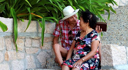 Mọi cử chỉ, điều bộ đều là những khoảnh khắc tự nhiên, lãng mạn do cặp vợ chồng già tạo ra.