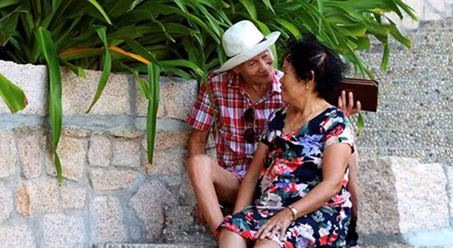 Mọi cử chỉ, điều bộ đều là những khoảnh khắc tự nhiên, lãng mạn do cặp vợ chồng già tạo ra.