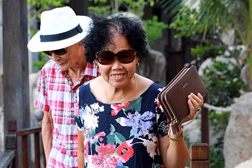 Chị Nga chia sẻ thêm, hai cụ tuy hay cãi nhau vặt vãnh song rất hợp gu. Vì vậy, ít khi xa nhau lâu ngày được.