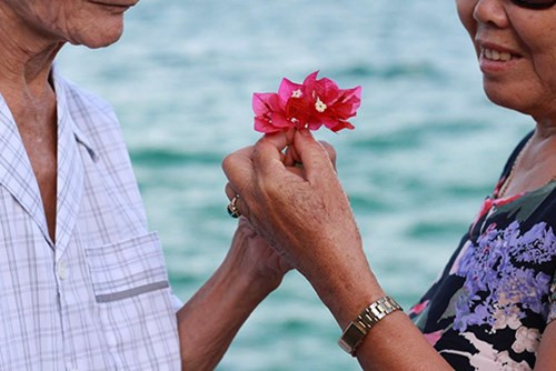 “Bố mình là y sĩ quân đội, còn mẹ thì buôn bán tự do. Mình học xong lấy chồng và sau đó lập nghiệp ở Hà Nội. Nhớ con, nên thình thoảng bà ngoại hay ra Thủ đô thăm cháu. Có lúc bà xuống chơi 2,3 ngày song cụ ông vì đôi lúc nhớ bà quá, cứ điện thoại đòi bà về nằng nặc. Thậm chí, bà đi được ít ngày, ông lại gói gém hành lí xuống sau”, chị Nga hài hước kể.