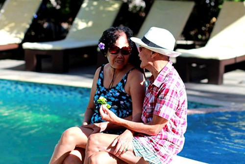 Được biết, cụ Kính trước đây là người gốc Hà Nam, song thời trai trẻ lên Thái Nguyên làm việc. Từ đó, mới có cơ hội làm quen với bà Đong. Tuy nhiên, lúc 2 cụ đến với nhau cũng chưa có tình cảm vì chủ yếu qua giới thiệu của bạn bè. Sau đó lấy bà Đong về, qua tháng ngày tổ ấm của các cụ dần vun vén và hạnh phúc cho đến tận bây giờ.