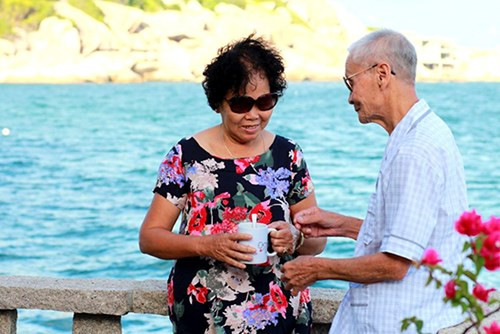 Mới đây, những hình ảnh lãng mạn của đôi vợ chồng đến từ Thái Nguyên được lan truyền trên khắp các diễn đàn khiến nhiều người vô cùng ngưỡng mộ.