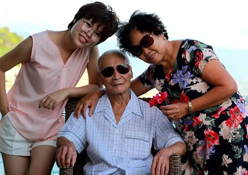 Biểu cảm tự nhiên, chân thành... hạnh phúc của vợ chồng già khiến bất cứ ai khi chiêm ngưỡng hình ảnh cũng muốn vui lây.