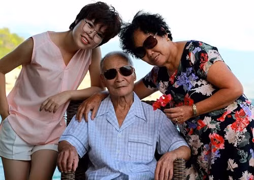 Biểu cảm tự nhiên, chân thành... hạnh phúc của vợ chồng già khiến bất cứ ai khi chiêm ngưỡng hình ảnh cũng muốn vui lây.