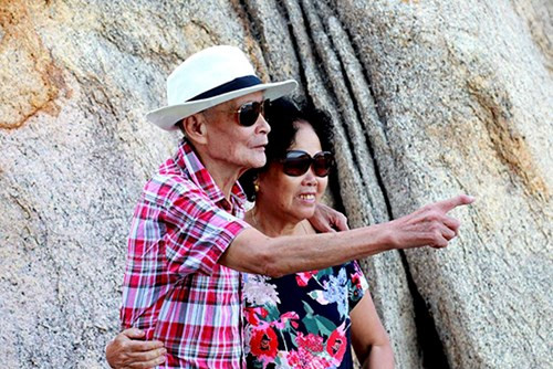 Trong dịp kỷ niệm 36 năm ngày cưới, thay vì cùng con cháu chụp ảnh gia đình, cụ ông Vũ Ngọc Kính (85 tuổi ) và cụ là Lê Đong (71 tuổi) đã thực hiện một bộ ảnh dành cho nhau theo cách trọn vẹn và ý nghĩa nhất.