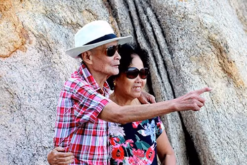 Trong dịp kỷ niệm 36 năm ngày cưới, thay vì cùng con cháu chụp ảnh gia đình, cụ ông Vũ Ngọc Kính (85 tuổi ) và cụ là Lê Đong (71 tuổi) đã thực hiện một bộ ảnh dành cho nhau theo cách trọn vẹn và ý nghĩa nhất.