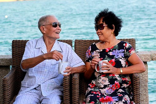 Chị Nga chia sẻ: "Mình trước đây ở Thái Nguyên, song hiện đang sinh sống và làm việc tại Hà Nội. Mỗi năm, vào các dịp hè mình thường đưa bố mẹ “đi đây đi đó” chơi 1 địa điểm ở Việt Nam, phần vì động viên, phần để các cụ có sự thoải mái tinh thần. Ngẫu nhiên là hè năm nay, khi mình đưa các cụ đi du lịch ở Nha Trang, vừa tròn kỉ niệm 36 năm ngày cưới và cũng trùng ngày báo hiếu. Thấy bố mẹ tình cảm, lãng mạn trong suốt chuyến đi, mình đã ghi lại khoảnh khác hạnh phúc này cho bố mẹ”.