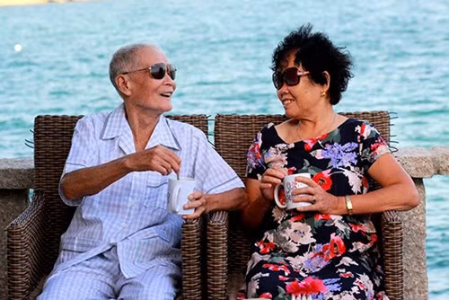 Chị Nga chia sẻ: "Mình trước đây ở Thái Nguyên, song hiện đang sinh sống và làm việc tại Hà Nội. Mỗi năm, vào các dịp hè mình thường đưa bố mẹ “đi đây đi đó” chơi 1 địa điểm ở Việt Nam, phần vì động viên, phần để các cụ có sự thoải mái tinh thần. Ngẫu nhiên là hè năm nay, khi mình đưa các cụ đi du lịch ở Nha Trang, vừa tròn kỉ niệm 36 năm ngày cưới và cũng trùng ngày báo hiếu. Thấy bố mẹ tình cảm, lãng mạn trong suốt chuyến đi, mình đã ghi lại khoảnh khác hạnh phúc này cho bố mẹ”.