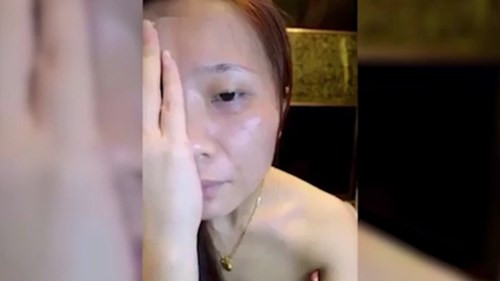 Khi che nửa mặt được make-up, cô gái để lộ gương mặt thiếu kem nền, phấn phủ, eye-liner, mi giả, son môi,… khiến người xem hoảng hốt vì diện mạo già nua, nhợt nhạt và thiếu sức sống.