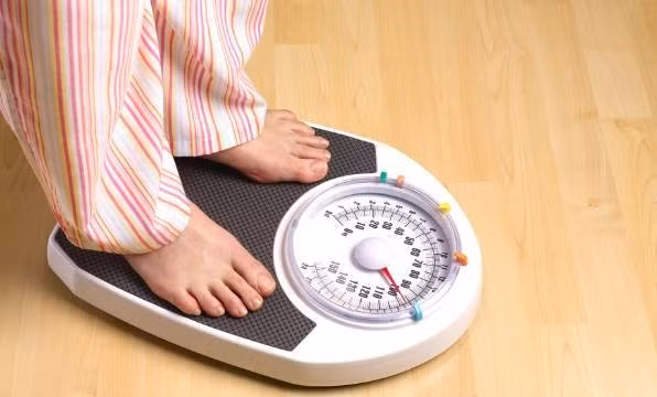 Thừa cân: Một trọng lượng khỏe mạnh không chỉ giúp cơ thể thon gọn, mà còn bảo vệ bạn khỏi bệnh tật. Tuy nhiên, thừa cân lại làm thay đổi số lượng các tế bào bạch cầu trong cơ thể. Mỡ bụng và mỡ xung quanh các cơ quan trên cơ thể ảnh hưởng đến hệ thống miễn dịch, dễ nhiễm bệnh. Ảnh: CNN.