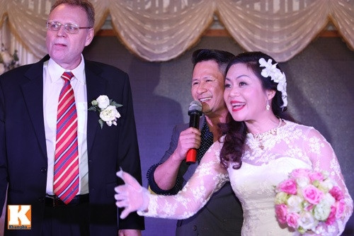 Sinh ra trong gia đình khá phức tạp nhưng các anh chị em Bằng Kiều lại ngoan ngoãn, biết tôn ti trật tự. Bằng Kiều chia sẻ bố anh là người hiền lành nhưng giỏi giang nên mọi người trong gia đình “vừa yêu, vừa sợ, vừa nể và thần tượng”. Dù lúc bấy giờ, cả nhà đang sống ở khu “tam giác quỷ” có nhiều tệ nạn xã hội cờ bạc, ma túy... nhưng 16 người anh em lại không hề vướng phải bất cứ hành vi tiêu cực nào. Ông Bằng Bùi cũng chẳng phải dùng tới đòn roi để răn đe, dạy dỗ con cái như nhiều bậc phụ huynh khác.