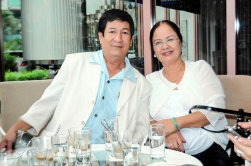 Nam ca sĩ sinh năm 1973 kể: “Bố tôi cũng là người rất dí dỏm, lạc quan nên cả gia đình cũng ảnh hưởng. Vì thế, cuộc sống sau này, mọi người cứ gặp nhau là cười và rất vui vẻ. Ngày xưa nhà ai cũng nghèo nhưng nhà tôi lúc nào cũng có tiếng cười”. Dù gia đình “đông dân” nhưng bố mẹ lại không hề vất vả vì mọi người đều biết tự lập từ sớm. Riêng Bằng Kiều, 6 -7 tuổi, anh đã biết lao động bằng cách đi hát đám cưới và được thưởng bánh kẹo, đồ ăn. Ngay từ nhỏ, anh đã bộc lộ năng khiếu âm nhạc. Cho đến bây giờ, giám khảo Vietnam Idol đã trở thành nam ca sĩ có chỗ đứng vững chắc trong làng giải trí Việt.