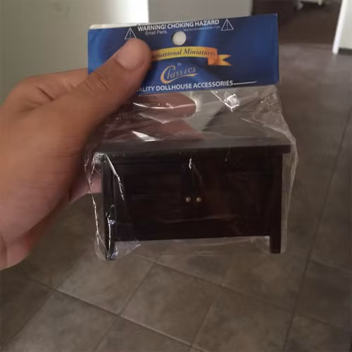 Một thanh niên tham rẻ mua tủ thanh lý trên mạng và sản phẩm bất ngờ khiến anh không biết ... mình nên khóc hay cười.