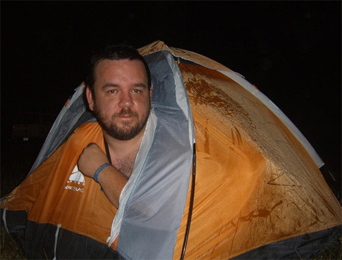 Hí hửng mua lều ngủ đi du lịch nhưng với diện tích bé nhỏ thế này, anh ta chỉ biết ngồi trong đó ló mặt ra ngoài suốt đêm.