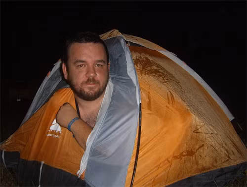 Hí hửng mua lều ngủ đi du lịch nhưng với diện tích bé nhỏ thế này, anh ta chỉ biết ngồi trong đó ló mặt ra ngoài suốt đêm.
