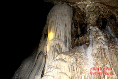 Suối nhũ tuôn chảy – một trong những cảnh đẹp nhất hang Mặt Trắng. Người xưa còn truyền tụng những câu vè về sự tích này: “Vú đá mà ngây thơ/ Hiện về trong huyền thoại/ Dòng sữa nàng chảy mãi/ Trắng thơm tận bây giờ”.