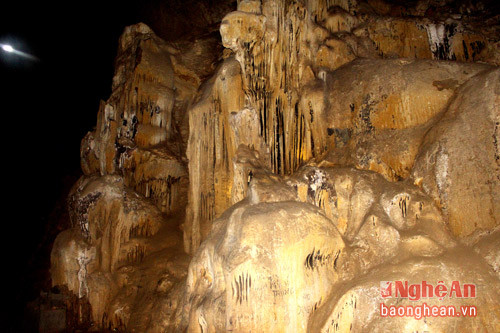 Những lớp thạch nhũ xếp chồng lên nhau như một bức tranh thủy mặc.