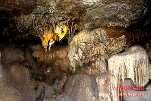 Trải qua quá trình kiến tạo lâu dài, hang Mặt Trắng có nhiều không gian đẹp tự với đủ thứ hình thù kỳ lạ: hình người, hình phật, đồ vật, muông thú…hấp dẫn và sinh động.