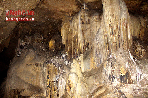 Tham quan hang Mặt Trắng, mọi người như được hòa vào thiên nhiên kỳ vỹ, tươi đẹp. Hiện khu vực núi núi đá xung quanh hang đang thuộc quyền quản lý của Nhà máy Xi măng Sông Lam. Dù đang được mở cửa cho người dân vào tham quan tự do nhưng nhiều người lo ngại rằng nếu không có giải pháp bảo tồn gắn với phát triển du lịch kịp thời thì khi hoạt động khai thác đá ở dãy Yên Mỹ được đẩy mạnh để phục vụ cho hoạt động của nhà máy xi măng, danh thắng hang Mặt Trắng sẽ chỉ còn trong hoài niệm.