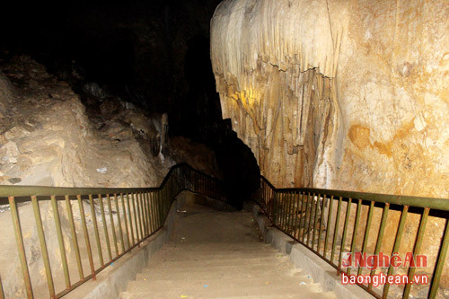 Đường đi và lối lên xuống trong hang đã được bê tông hóa, gắn lan can bảo bệ.