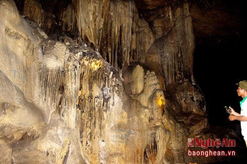 Nhiều bãi thạch nhũ trông mềm mại như như tóc, như mây.