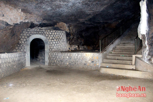 Vào đến giữa hang, có 2 lối đi: lối bên trái là đường thoát hiểm nhân tạo, lối bên phải là đường lên Cổng Trời, nơi thông với đỉnh núi.