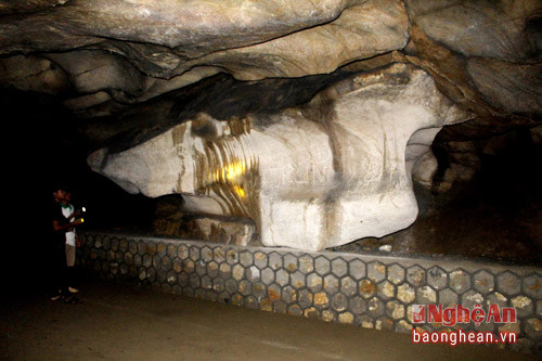 Trong hang có hệ thống đèn điện chiếu sáng rất đẹp, nay vào hang phải dùng đèn pin. Hang dài khoảng 800 m, bên trong có nhiều chỗ rộng như những hội trường, quanh năm mát mẻ, nhiệt độ từ 18 – 20 độ C.