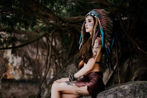 Tất cả, những phụ kiện trang sức và trang phục đều được cô gái 8X tự sáng tạo và cắt may ra.